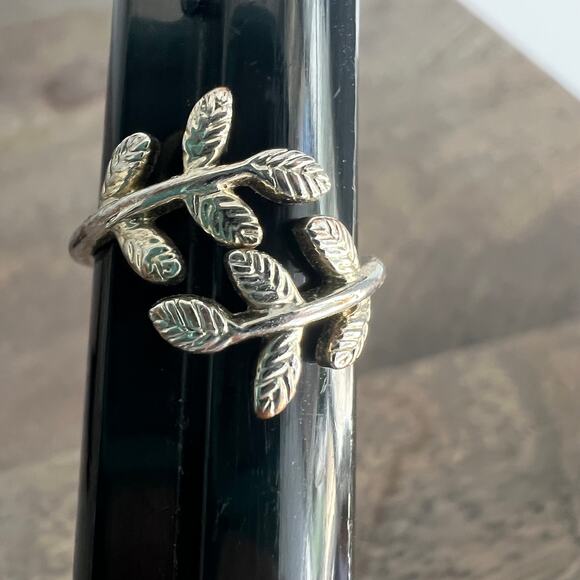 Silver tone leaf spiral wrap pinky ring - size 5 - Picture 3 of 5